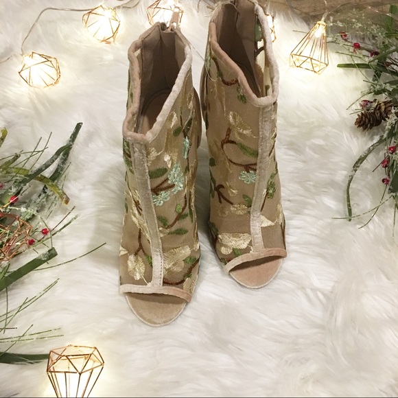 Nude Embroidered Mesh Peep Toe Heels New In Box - Picture 4 of 8